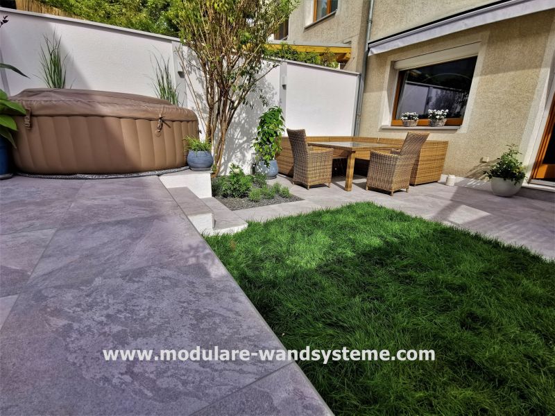 Modulare-Wandsysteme-Gartenhaus-Terrasse-mit-Whirlpool-und-Sichtschutzwand-in-Optik-Variante-II-mit-Beleuchtung